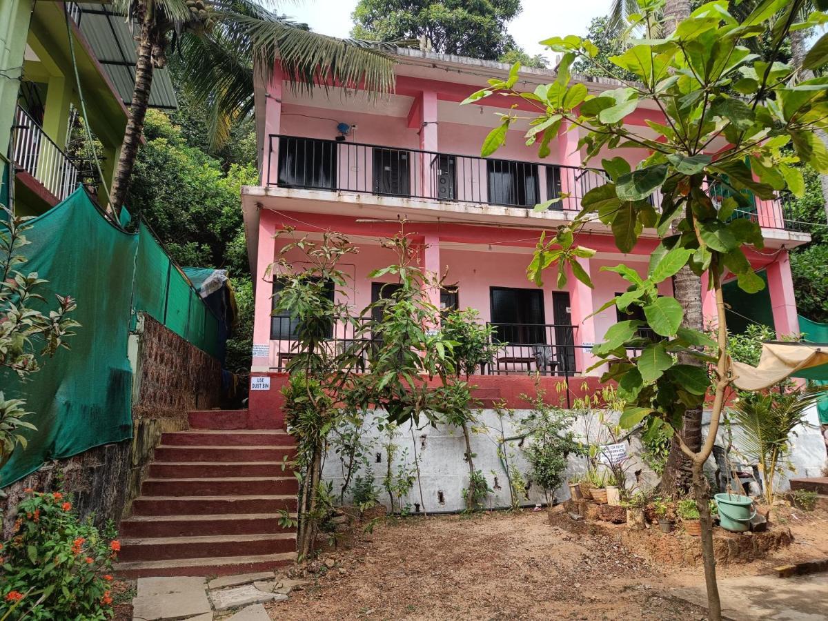 Est Hem Guesthouse Arambol Bagian luar foto