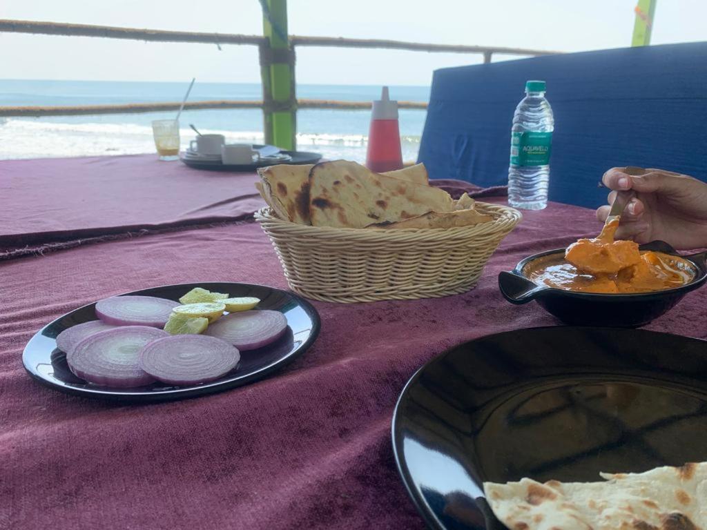 Est Hem Guesthouse Arambol Bagian luar foto