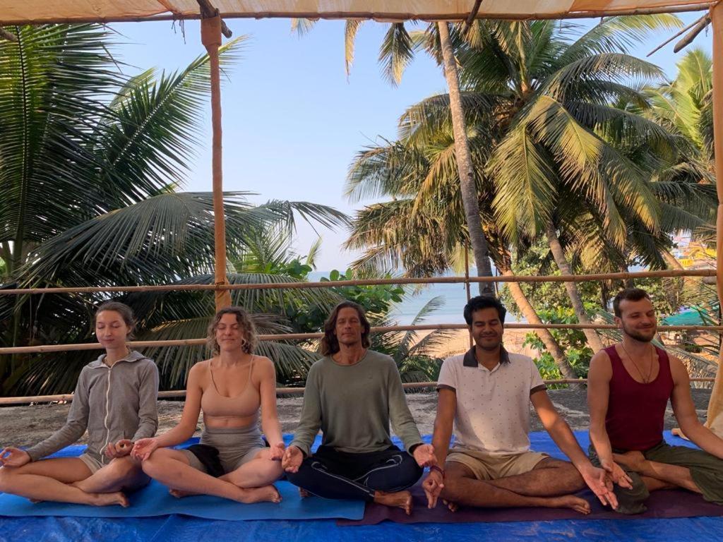 Est Hem Guesthouse Arambol Bagian luar foto