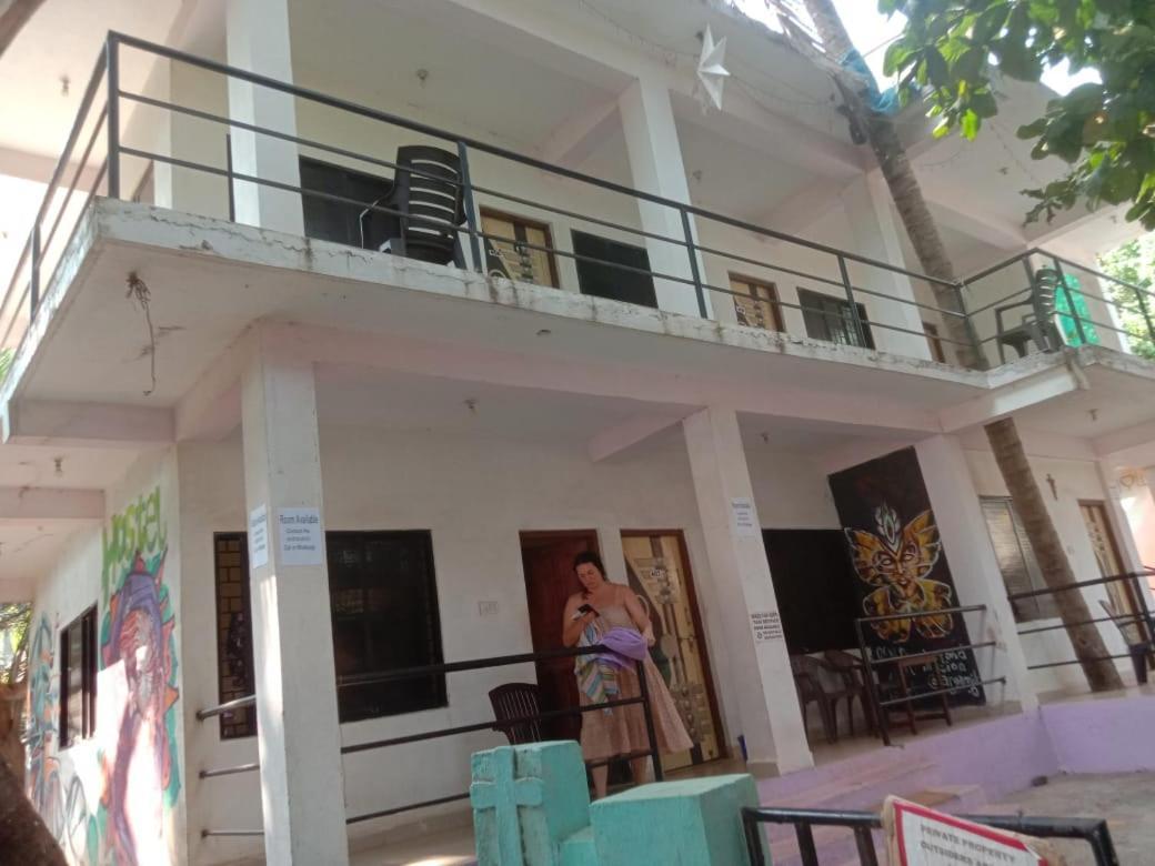 Est Hem Guesthouse Arambol Bagian luar foto