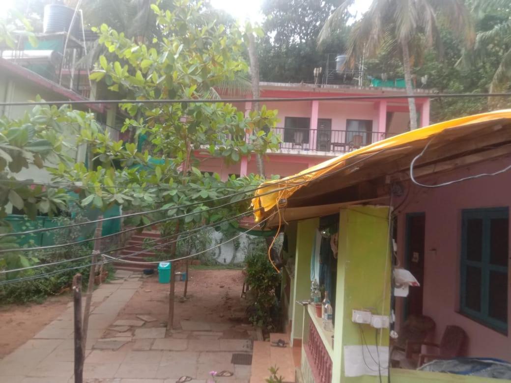 Est Hem Guesthouse Arambol Bagian luar foto